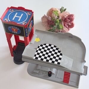 Disney Pixar Cars Piston Cup Racing Garage Lightning McQueen